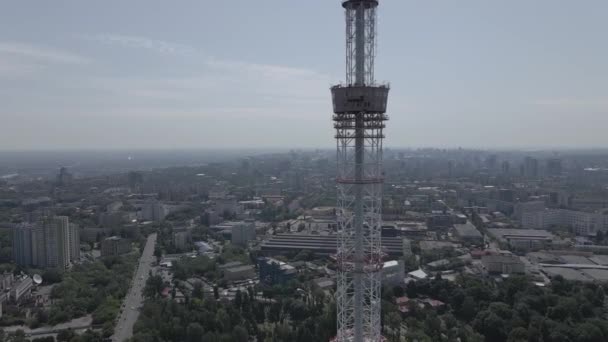 Kiev. Ucrania: torre de televisión. Vista aérea. Plano, gris — Vídeo de stock