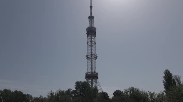 Kiev. Ucraina: torre TV. Vista aerea. Piatto, grigio — Video Stock