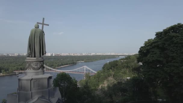 Kyjev, Ukrajina: Památník Volodymyru Velikému. Letecký pohled, plochý, šedý — Stock video