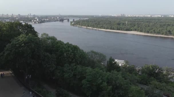 Kijów, Ukraina: Pomnik Wołodymyra Wielkiego. Widok z powietrza, płaski, szary — Wideo stockowe