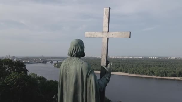 Kiev, Ucraina: Monumento a Volodymyr il Grande. Vista aerea, pianeggiante, grigio — Video Stock