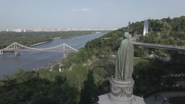 キエフ、ウクライナ:ヴォロディミール大王への記念碑。空中ビュー、フラット、グレー — ストック動画