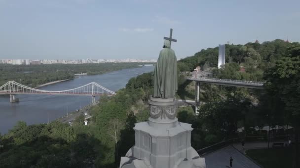 Kiev, Ucrânia: Monumento a Volodymyr, o Grande. Vista aérea, plana, cinza — Vídeo de Stock