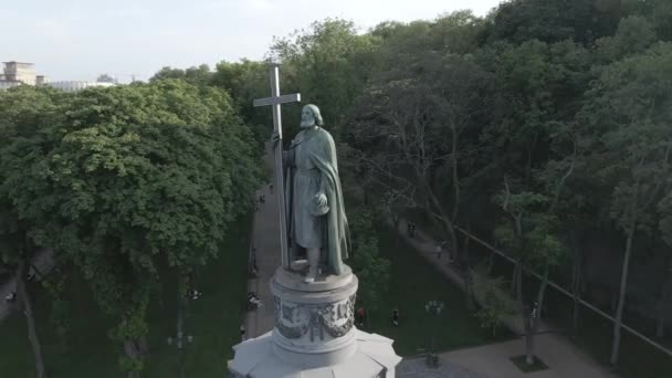 우크라이나, 키예프: 볼 로디 미르 대왕에게 바치는 기념물. 공중에서 보고, 평평하고, 회색 — 비디오