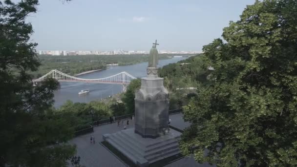 Kiev, Ucraina: Monumento a Volodymyr il Grande. Vista aerea, pianeggiante, grigio — Video Stock