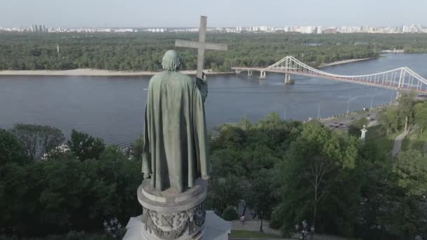 Kyiv, Ukraine: Monument to Volodymyr the Great.空中景观，平坦，灰色 — 图库视频影像