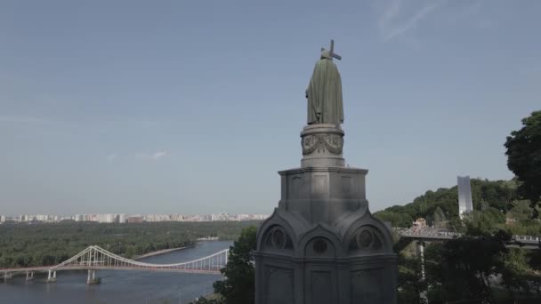 Kiev, Ucrania: Monumento a Volodymyr el Grande. Vista aérea, plana, gris — Vídeo de stock