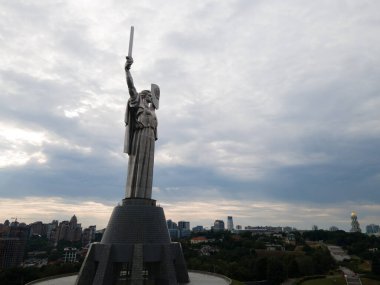 Ukrayna, Kyiv 'deki Anavatan Anıtı' nın havadan görünüşü
