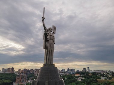 Ukrayna, Kyiv 'deki Anavatan Anıtı' nın havadan görünüşü