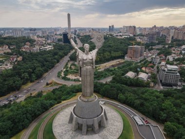 Ukrayna, Kyiv 'deki Anavatan Anıtı' nın havadan görünüşü