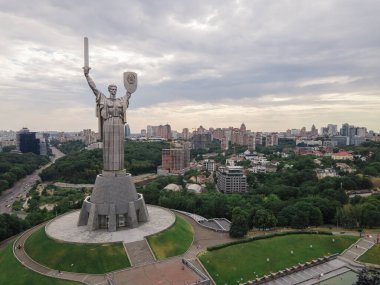 Ukrayna, Kyiv 'deki Anavatan Anıtı' nın havadan görünüşü