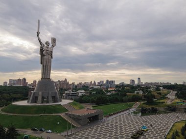 Ukrayna, Kyiv 'deki Anavatan Anıtı' nın havadan görünüşü