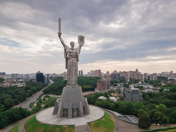 Atração de Kiev: Monumento à Pátria — Fotografia de Stock