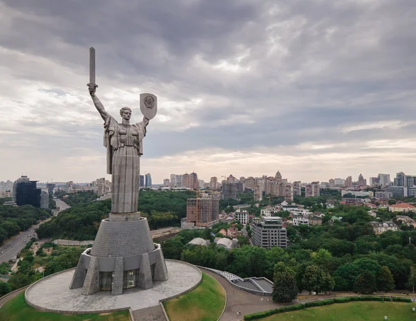 Ukrayna, Kyiv 'deki Anavatan Anıtı. Hava görünümü