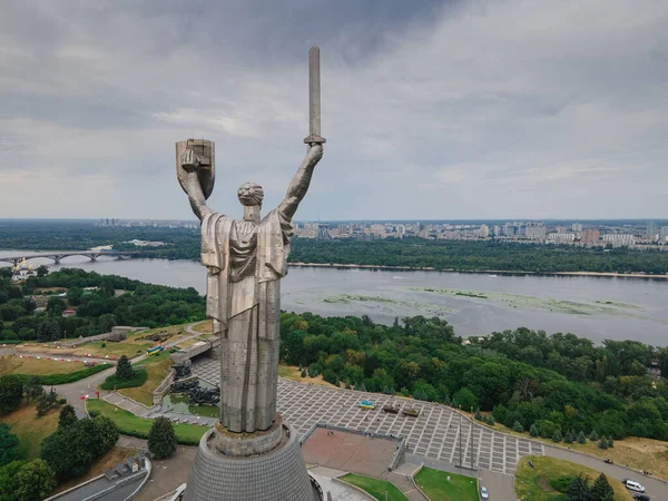 Monumento à Pátria em Kiev, Ucrânia. Vista aérea — Fotografia de Stock