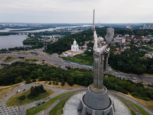 Símbolo de Ucrania: Monumento a la Patria en Kiev, Ucrania — Foto de Stock