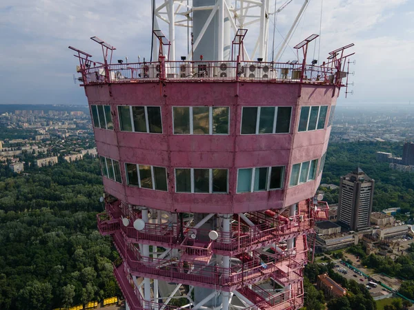 De architectuur van Kiev. Oekraïne: tv-toren. Luchtzicht. — Stockfoto