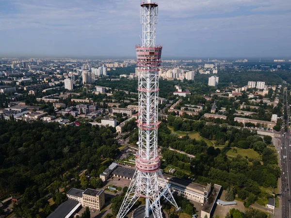 Kyiv 'in mimarisi. Ukrayna: TV kulesi. Hava görünümü.