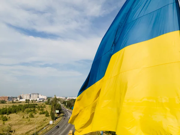 Ukrainan lippu. Kiovassa. Antenninäköala — kuvapankkivalokuva