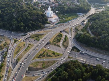 Arabalar yolda gidiyor. Kyiv. Ukrayna. Havadan