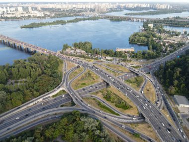 Arabalar yolda gidiyor. Kyiv. Ukrayna. Havadan