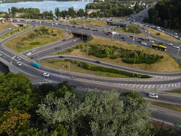 Samochody jeżdżą po drodze. Kijów. Ukraina. Antena — Zdjęcie stockowe