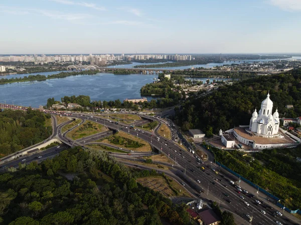 Maşinile merg pe drum. Kiev. Ucraina. Aeriană — Fotografie, imagine de stoc