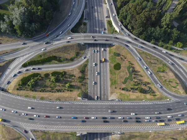 Samochody jeżdżą po drodze. Kijów. Ukraina. Antena — Zdjęcie stockowe