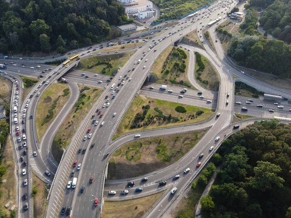 Samochody jeżdżą po drodze. Kijów. Ukraina. Antena — Zdjęcie stockowe