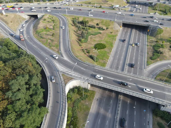 Samochody jeżdżą po drodze. Kijów. Ukraina. Antena — Zdjęcie stockowe