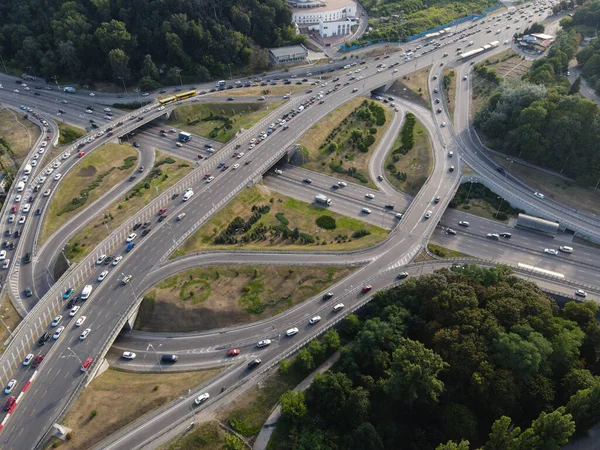 Samochody jeżdżą po drodze. Kijów. Ukraina. Antena — Zdjęcie stockowe