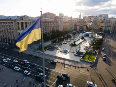 Ukrayna bayrağı Kyiv 'in merkezinde. Bağımsızlık Meydanı. Khreshhatyk