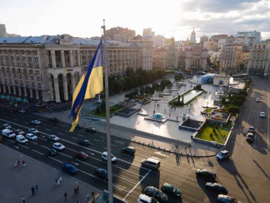 Ukrayna bayrağı Kyiv 'in merkezinde. Bağımsızlık Meydanı. Khreshhatyk