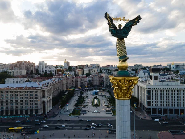 Monumento na Praça da Independência em Kiev, Ucrânia — Fotografia de Stock