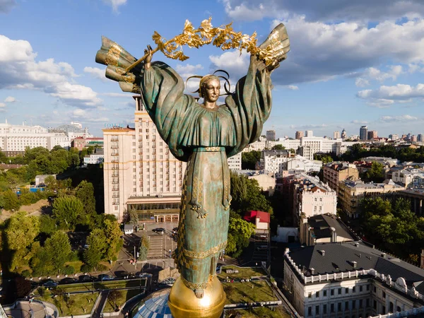 Monumento na Praça da Independência em Kiev, Ucrânia — Fotografia de Stock