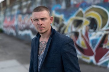 Mavi ceketli bir zorbanın portresi