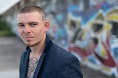 Mavi ceketli bir zorbanın portresi