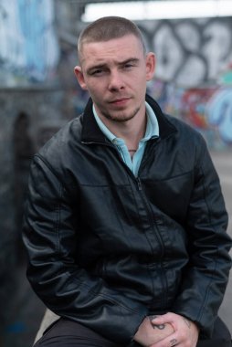 Siyah deri ceketli zorba suçlu.