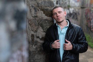 Siyah deri ceketli zorba suçlu.