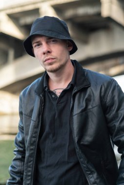 Siyah deri ceketli zorba suçlu.