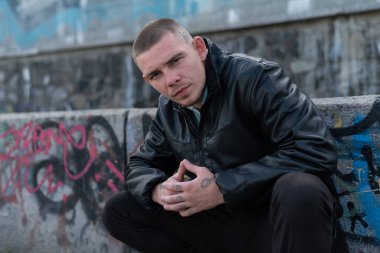 Siyah deri ceketli zorba suçlu.