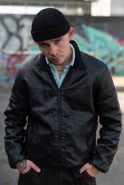 Siyah deri ceketli zorba suçlu.