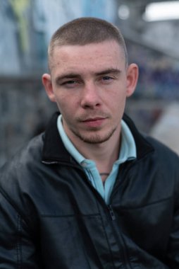 Siyah deri ceketli zorba suçlu.