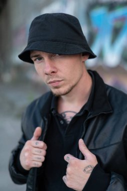 Siyah deri ceketli zorba suçlu.