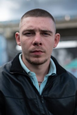 Siyah deri ceketli zorba suçlu.