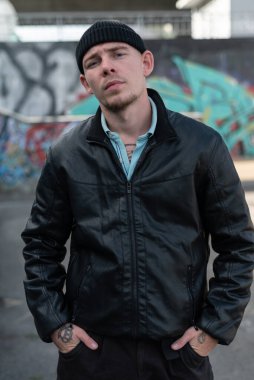 Siyah deri ceketli zorba suçlu.