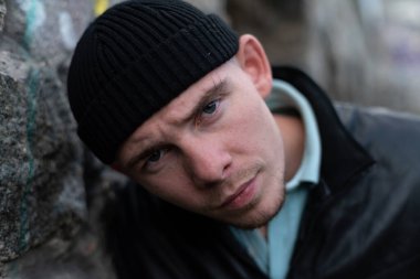 Siyah deri ceketli zorba suçlu.