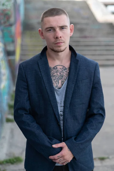 Retrato de un matón con una chaqueta azul —  Fotos de Stock