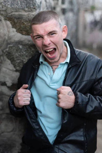 Bully criminal en chaqueta de cuero negro —  Fotos de Stock