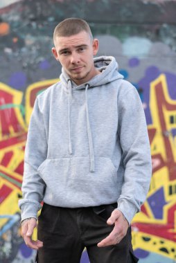 Kapüşonlu spor ceketli bir kabadayı.